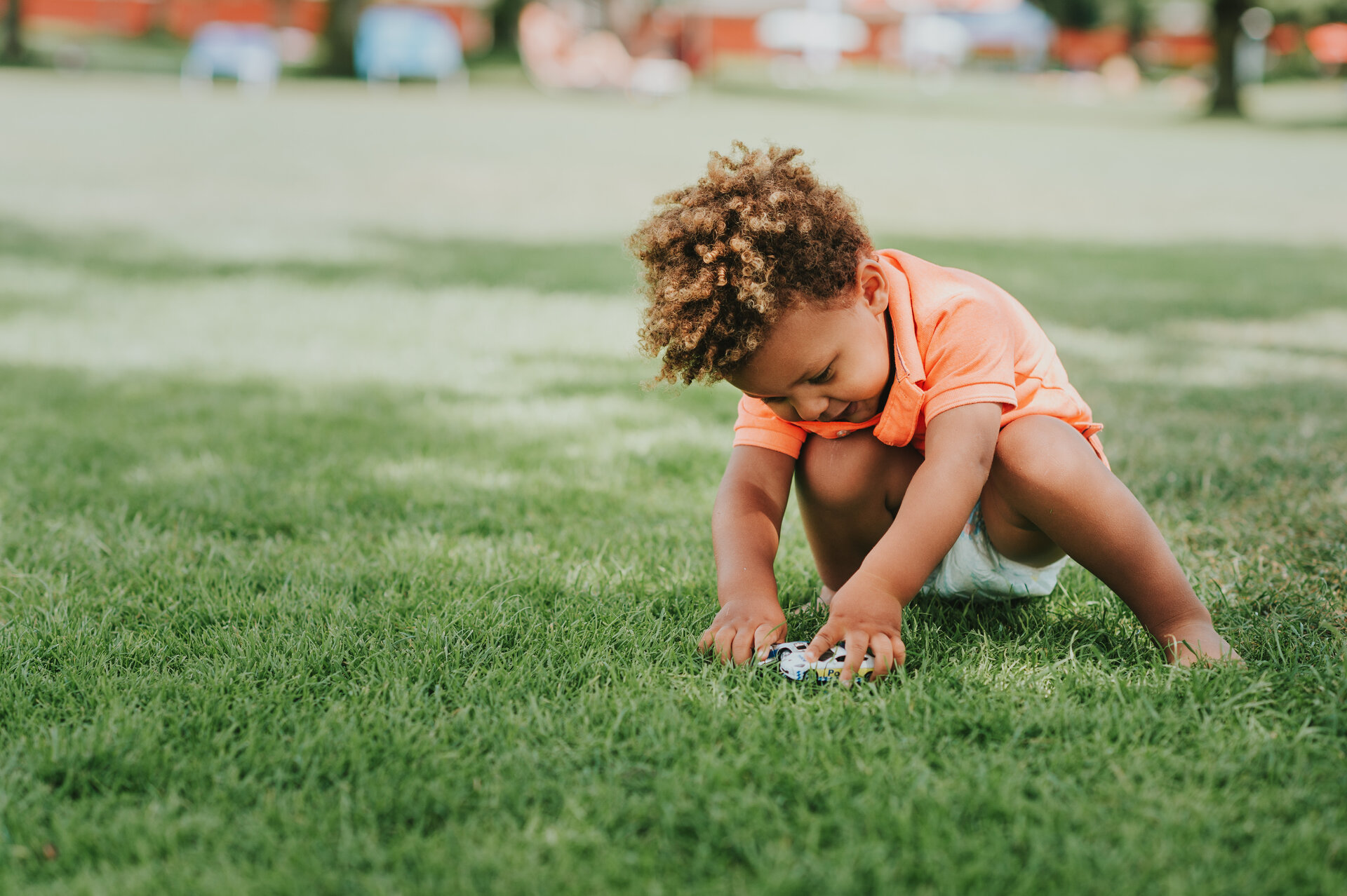 Kind spielt auf Rasen