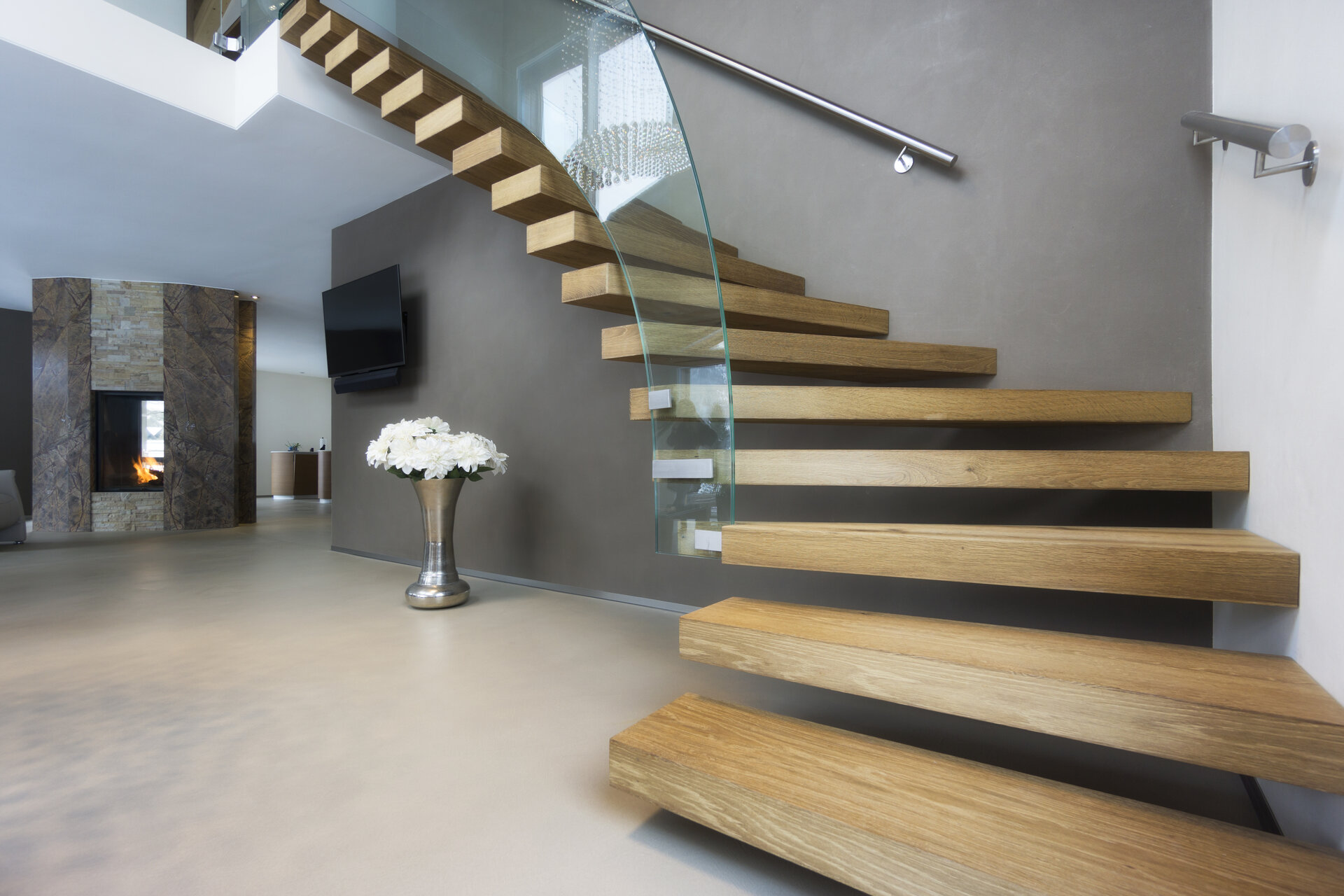 Elegante, moderne Holztreppe in Haus