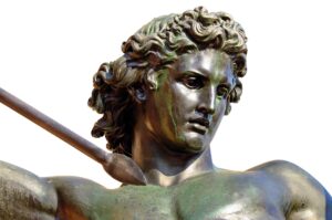 Obere Ansicht einer Bronzefigur, die einen Speer wirft