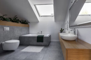 Modernes Badezimmer in grau und Holzoptik