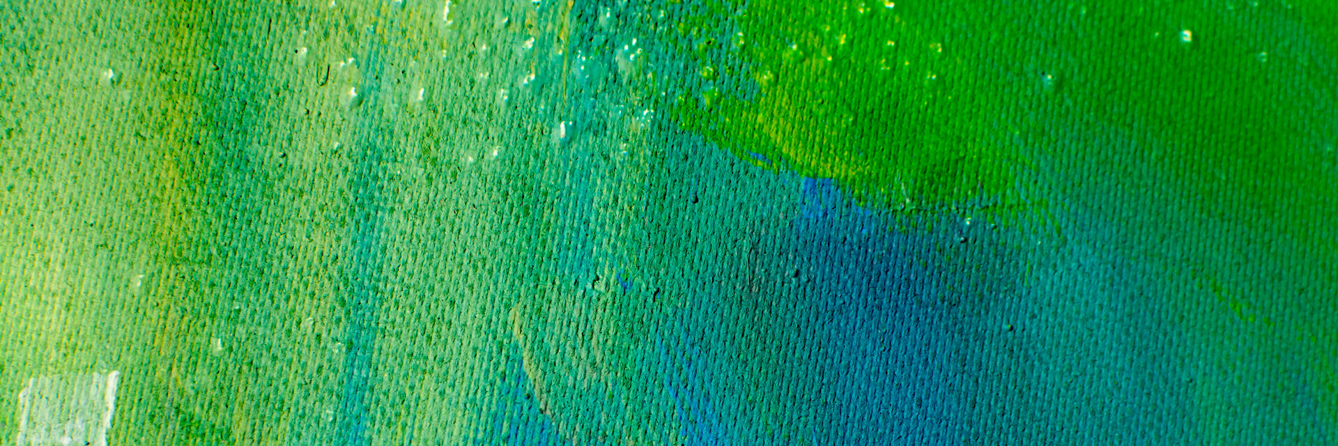 Hellgrüne Wand, mit Flüssigtapete, umweltfreundliches Ökologie-Konzept