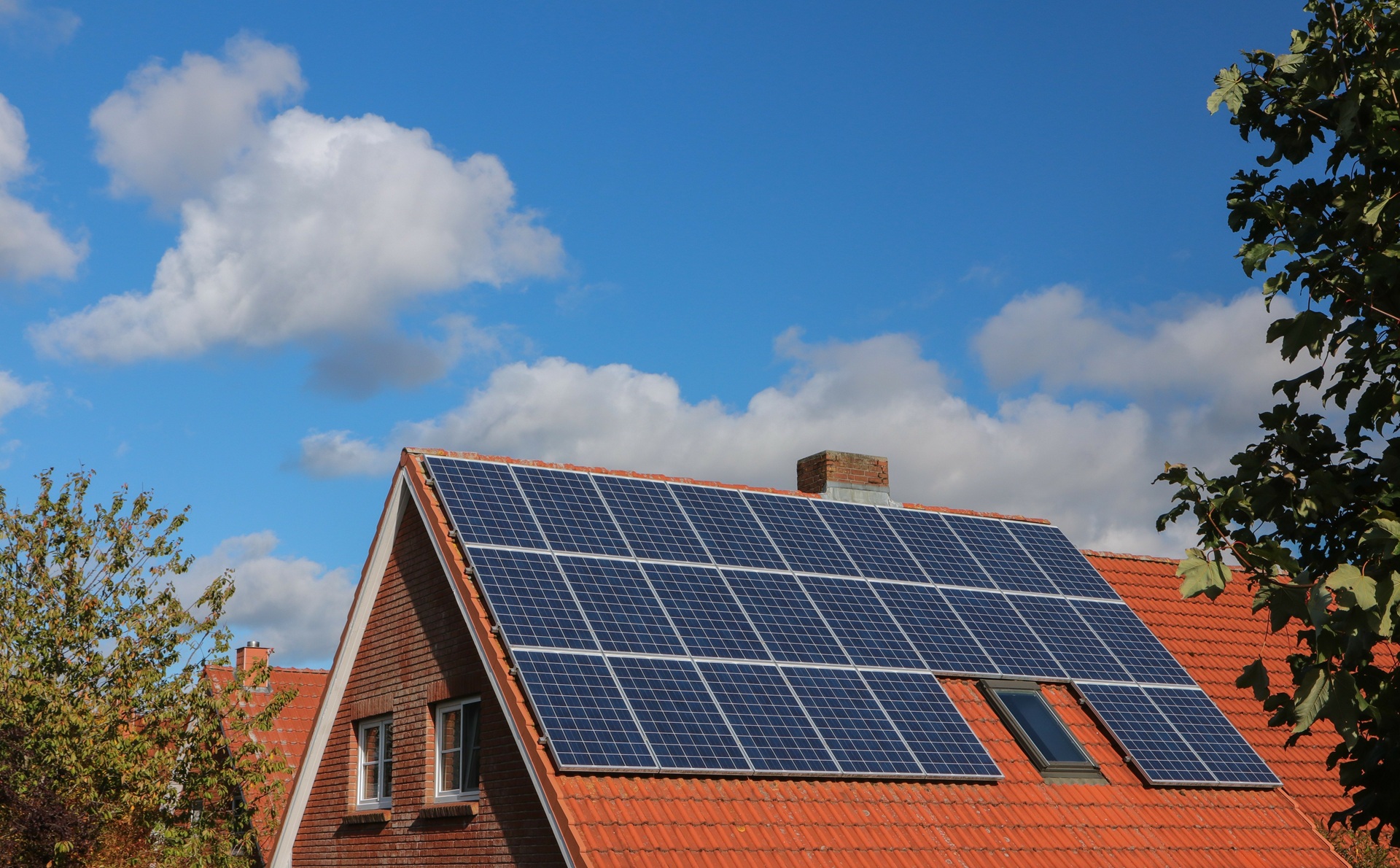 Photovoltaikanlage auf Hausdach | Enthärtungsanlage  